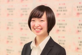 笑顔の女性講師